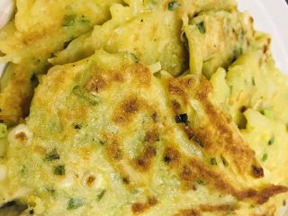 5、土豆混杂煎饼????,另外一面记得用小火慢慢煎哦 不然就会糊掉啦