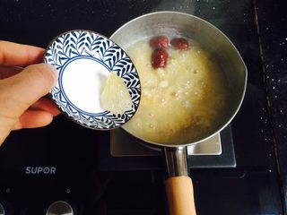 8、红枣桂圆小米粥,放入黄冰糖