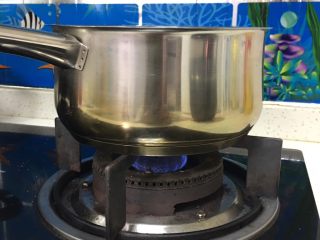 1、可可毛坯蛋糕,玉米油放煤气灶上加热至小沸腾。