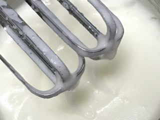 4、可可毛坯蛋糕,继续搅打50圈，再加细砂糖20克。