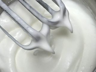 5、可可毛坯蛋糕,再次搅打50圈，蛋白变得细腻，再加15克细砂糖。