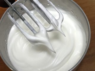 6、可可毛坯蛋糕,继续搅打50圈，蛋白变得硬挺，出现直立的小尖峰。