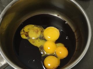 7、可可毛坯蛋糕,冷却后的可可液加蛋黄，用打蛋器低速搅拌均匀。