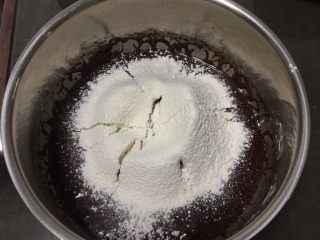 8、可可毛坯蛋糕,过筛低筋粉。