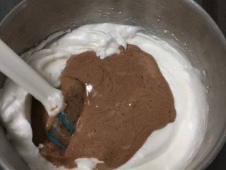11、可可毛坯蛋糕,翻拌后的蛋糕糊倒回蛋白中。