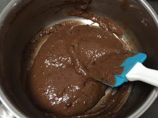 9、可可毛坯蛋糕,先用打蛋器后用刮刀翻拌均匀。