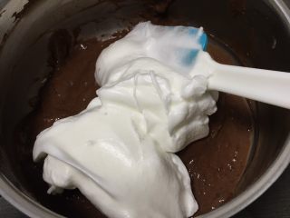 10、可可毛坯蛋糕,取三分之一的蛋白进蛋黄糊中，翻拌均匀。