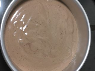 13、可可毛坯蛋糕,蛋糕糊倒入模具，震几下消泡。