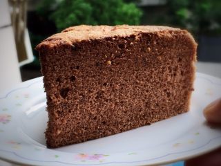 17、可可毛坯蛋糕,切开就可以品尝了。