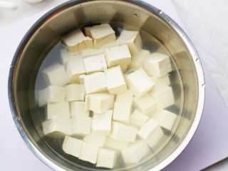 3、鲜掉眉毛的丝瓜豆腐汤,豆腐切成小块，然后加入淡盐水中浸泡15分钟。（这样一来可以去除豆腥味，二来在炒的时候，可以让豆腐的形状更加完整。）