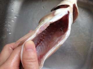 1、鲫鱼豆腐汤,鲫鱼去除鳞、腮、内脏及肚内的黑膜，再清洗干净，擦干表面水分