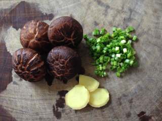 3、鲫鱼豆腐汤,花菇洗净，姜切片，香葱切成葱花