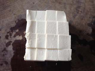 4、鲫鱼豆腐汤,豆腐切小块