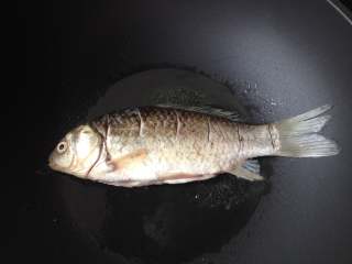 5、鲫鱼豆腐汤,油热后放入鲫鱼