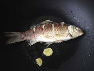 6、鲫鱼豆腐汤,鲫鱼煎至两面金黄，放入姜片