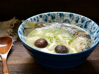 9、鲫鱼豆腐汤,出锅后撒上葱花即可