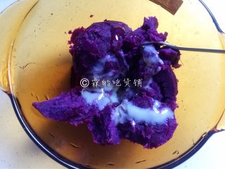 4、酸奶紫薯泥,淋在紫薯上。