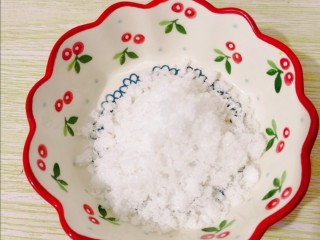 2、玉米饼,白糖三小勺备用