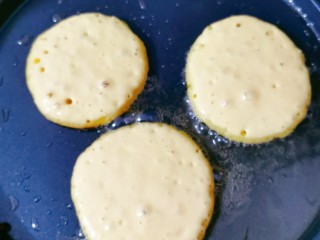 8、玉米饼,锅烧热，放入食用油，倒入面糊