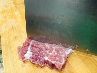 1、烤箱版酥香猪排,瘦肉切片，用刀背敲一遍。