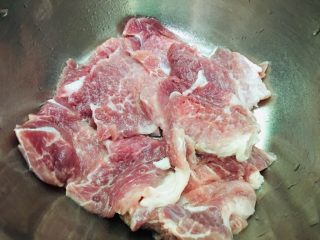 3、烤箱版酥香猪排,放入容器。
