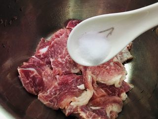 4、烤箱版酥香猪排,加一点盐。