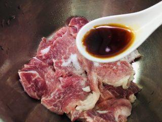 5、烤箱版酥香猪排,一小勺酱油。