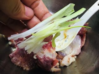 7、烤箱版酥香猪排,放入葱白。