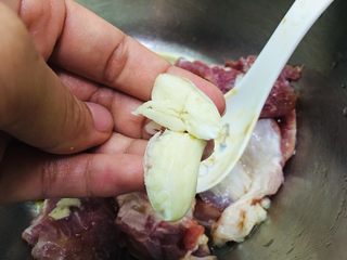 8、烤箱版酥香猪排,放入蒜。