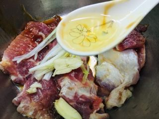 9、烤箱版酥香猪排,一小勺花生油。