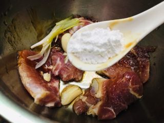 10、烤箱版酥香猪排,一小勺玉米淀粉。