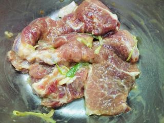 11、烤箱版酥香猪排,搅拌腌制30分钟左右。