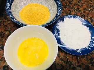 12、烤箱版酥香猪排,准备好鸡蛋液、面粉、面包糠。