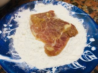 13、烤箱版酥香猪排,沾一层面粉。