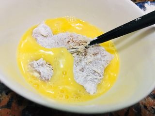 14、烤箱版酥香猪排,过一遍蛋液。