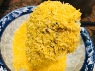 15、烤箱版酥香猪排,包裹上面包糠。