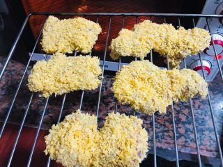 16、烤箱版酥香猪排,放入烤网。