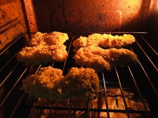 17、烤箱版酥香猪排,预热烤箱。