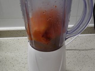 3、早餐+南瓜奶油浓汤,南瓜晾凉后，加水，料理机打成蓉。如果有料理棒，可以不用晾凉。这种料理机是不适合料理高温食品的