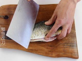 1、鲫鱼豆腐汤，艾佳人月子餐第二周食谱,鲫鱼清洗处理干净，改刀