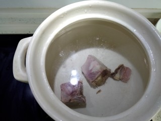 2、中和汤,煲放入适量水，放入焯水过得火腿。盖上盖子，大火烧开，小火慢炖。