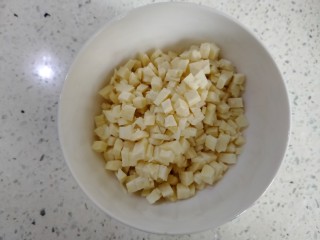4、中和汤,冬笋切丁。