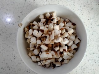 5、中和汤,香菇切丁。