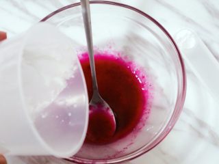 2、宝宝零食之火龙果溶豆,倒入玉米淀粉