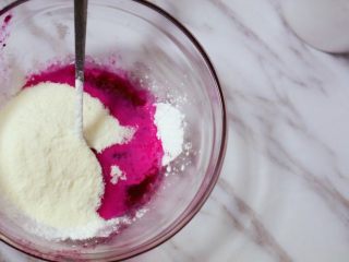 3、宝宝零食之火龙果溶豆,在倒入配方奶粉，蛋清和糖待用，一会儿需要打发蛋白