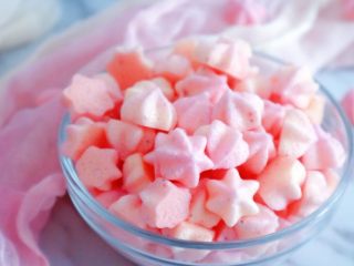 20、宝宝零食之火龙果溶豆,完成，可以看到有的地方颜色变浅，因为我的烤箱有些受热不均