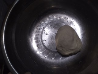 1、葡式蛋挞,加水，盐，面粉活成团，打入冷宫反醒20分钟以上。