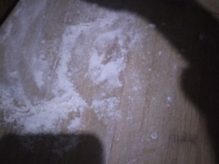 2、葡式蛋挞,反醒好的面团，在上脸上（案板）洒上一些面粉，面团揉一会