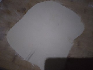 3、葡式蛋挞,用擀面杖放松肌肤（擀成皮）