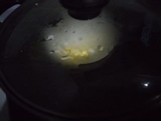 4、葡式蛋挞,用热水把硬黄油软化